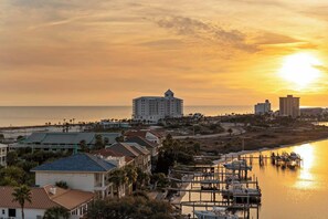 A coastal town with a prominent hotel featuring a tower, waterfront properties, and a marina. - South Harbour 8B - 𝑲𝒂𝒊 𝑴𝒂𝒌𝒂𝒏𝒊 (Pensacola Beach)