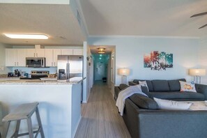 TV - ☆ SUMMER RENTAL ☆  South Harbour 2BR ~ Across from Boarwalk ~ Panoramic View (Pensacola Beach)