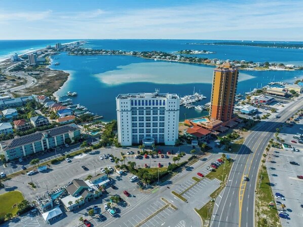 Exterior - ☆ SUMMER RENTAL ☆  South Harbour 2BR ~ Across from Boarwalk ~ Panoramic View (Pensacola Beach)