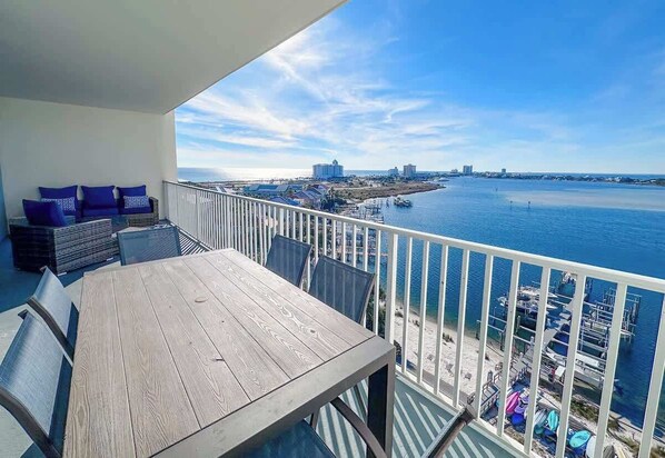 Outdoor dining - ☆ SUMMER RENTAL ☆ South Harbour 2BR ~ Across from Boarwalk ~ Panoramic View (Pensacola Beach)