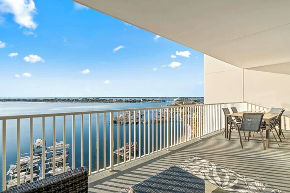 屋外ダイニングエリア