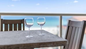 Dining - Beach Club 403 - 𝑺𝒂𝒍𝒕𝒚 𝑺𝒌𝒚𝒍𝒊𝒏𝒆 (Pensacola Beach)
