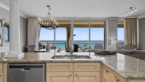 Interior - Beach Club 403 - 𝑺𝒂𝒍𝒕𝒚 𝑺𝒌𝒚𝒍𝒊𝒏𝒆 (Pensacola Beach)
