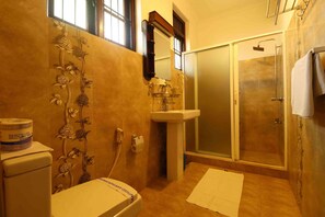 Deluxe Room | Bathroom