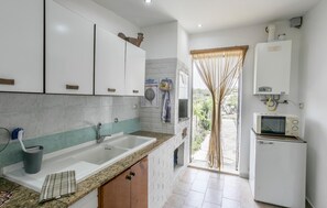 Réfrigérateur, four, plaque de cuisson, cafetière/bouilloire