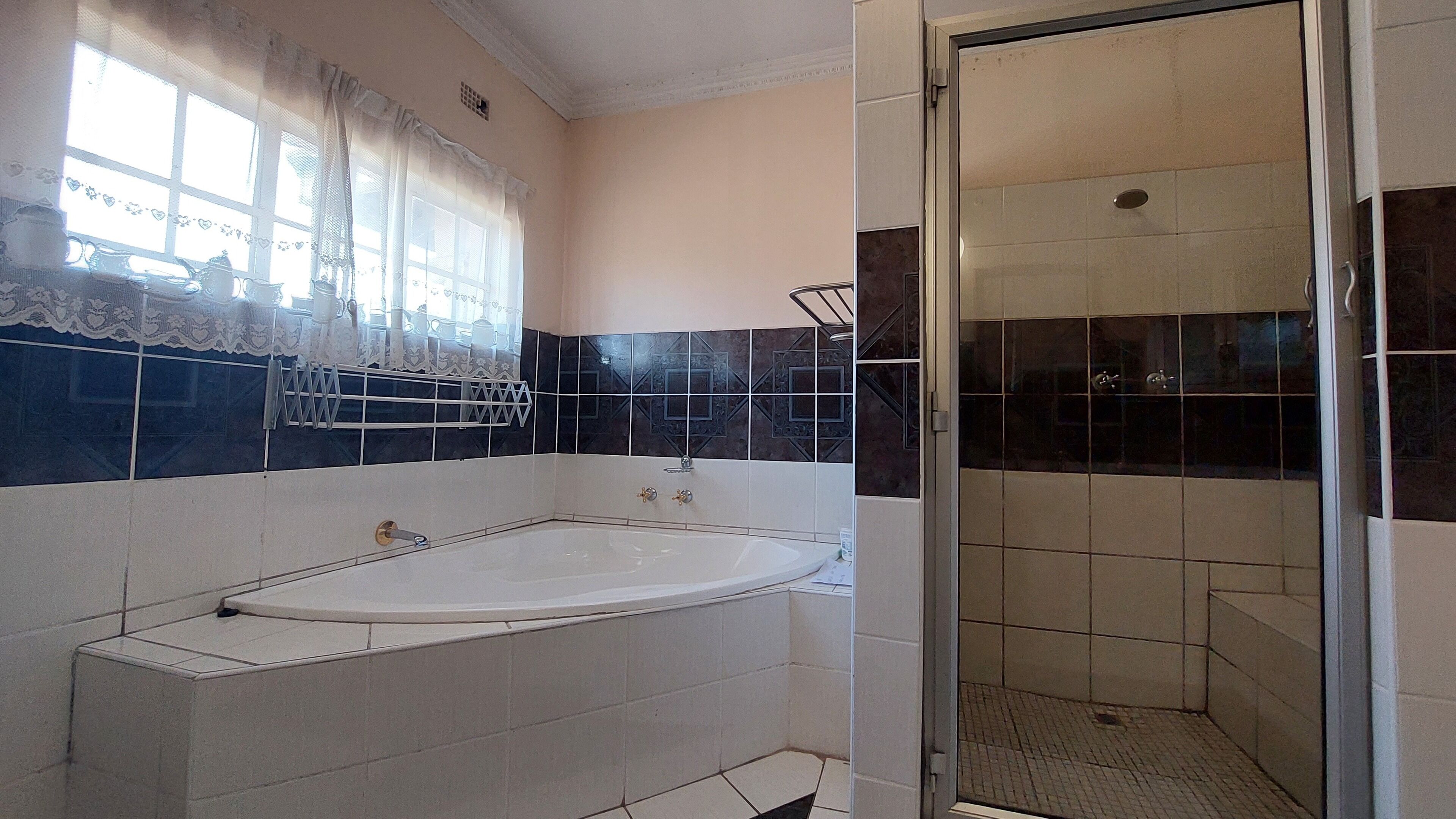 Douche, sèche-cheveux, bidet, serviettes fournies