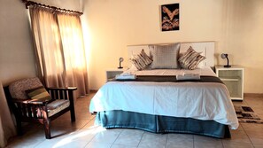 6 室のベッドルーム、セーフティボックス (室内)、デスク、アイロン / アイロン台