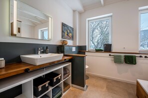 Dusche, Haartrockner, Handtücher