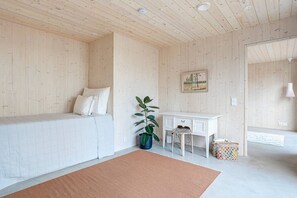 3 bedrooms, desk, iron/ironing board, travel cot