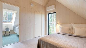 3 bedrooms, desk, iron/ironing board, travel cot