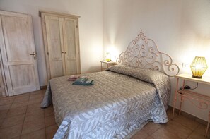 2 quartos, ferros/tábuas de passar roupa, berço de viagem