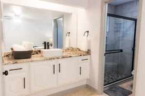 Douche, sĂšche-cheveux, serviettes fournies, savon