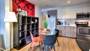 Coffee/tea maker, fridge, microwave, stovetop - Hotspot Value in Downtown MTL (Montréal)