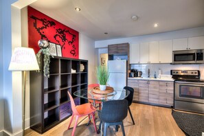 Coffee/tea maker, fridge, microwave, stovetop - Hotspot Value in Downtown MTL (Montréal)