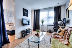 1 soverom, skrivebord, strykejern/-brett og reiseseng for barn