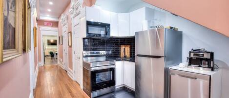 Frigorifero, microonde, forno, piano cottura