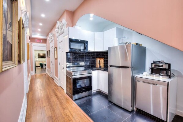 ثلاجة، ميكروويف، فرن، موقد طهي مسطح