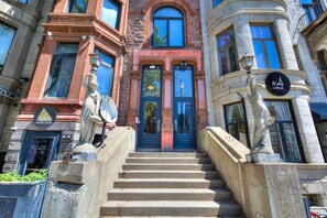 تفاصيل الفندق من الخارج