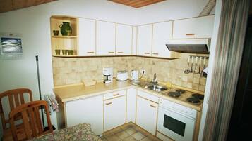 Kühlschrank, Ofen, Herdplatte, Wasserkocher mit Kaffee-/Teezubehör