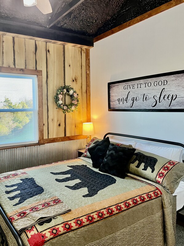 2 عدّة غرف نوم ومكواة/لوح كي وواي فاي مجانًا وملاءات أسرّة