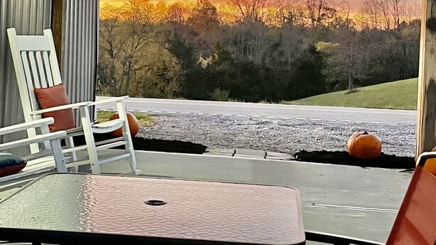 A patio with a table and chairs, overlooking a sunset view with trees and a road. - Countryside Inn, Located 9 mi. from the Ark Encounter-Fire pit and Barn games🐮🐮 (Falmouth)
