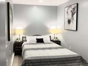 1 bedroom, desk, WiFi, bed sheets - Guesthouse with private parking < 6 miles to Disneyland (Santa Ana)