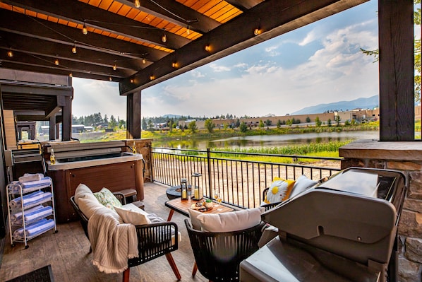 Outdoor spa tub