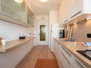 雪櫃、微波爐、焗爐、洗碗機