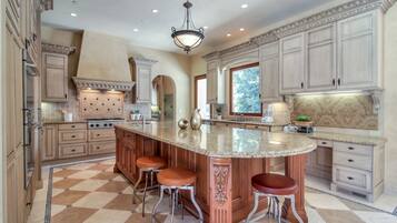 Cookware/dishes/utensils, spices, lobster pot