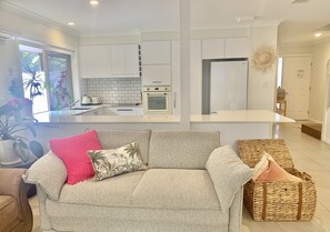 Smart TV - Secluded 3 bedroom hideaway, five minutes walk to Main Beach/Town Centre. (Byron Bay)