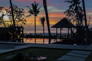 Útilaug, sólstólar