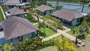 Un barrio residencial con varias casas, un césped cuidado y vista al océano.