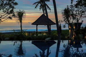 Una piscina al aire libre, tumbonas