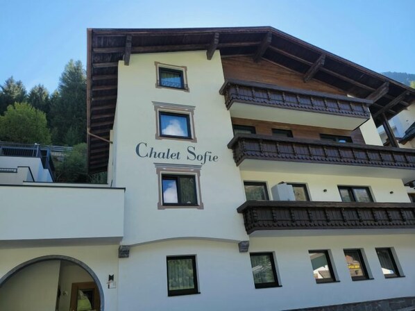 Um edifício de vários andares com o nome "Chalet Sofie" na fachada.