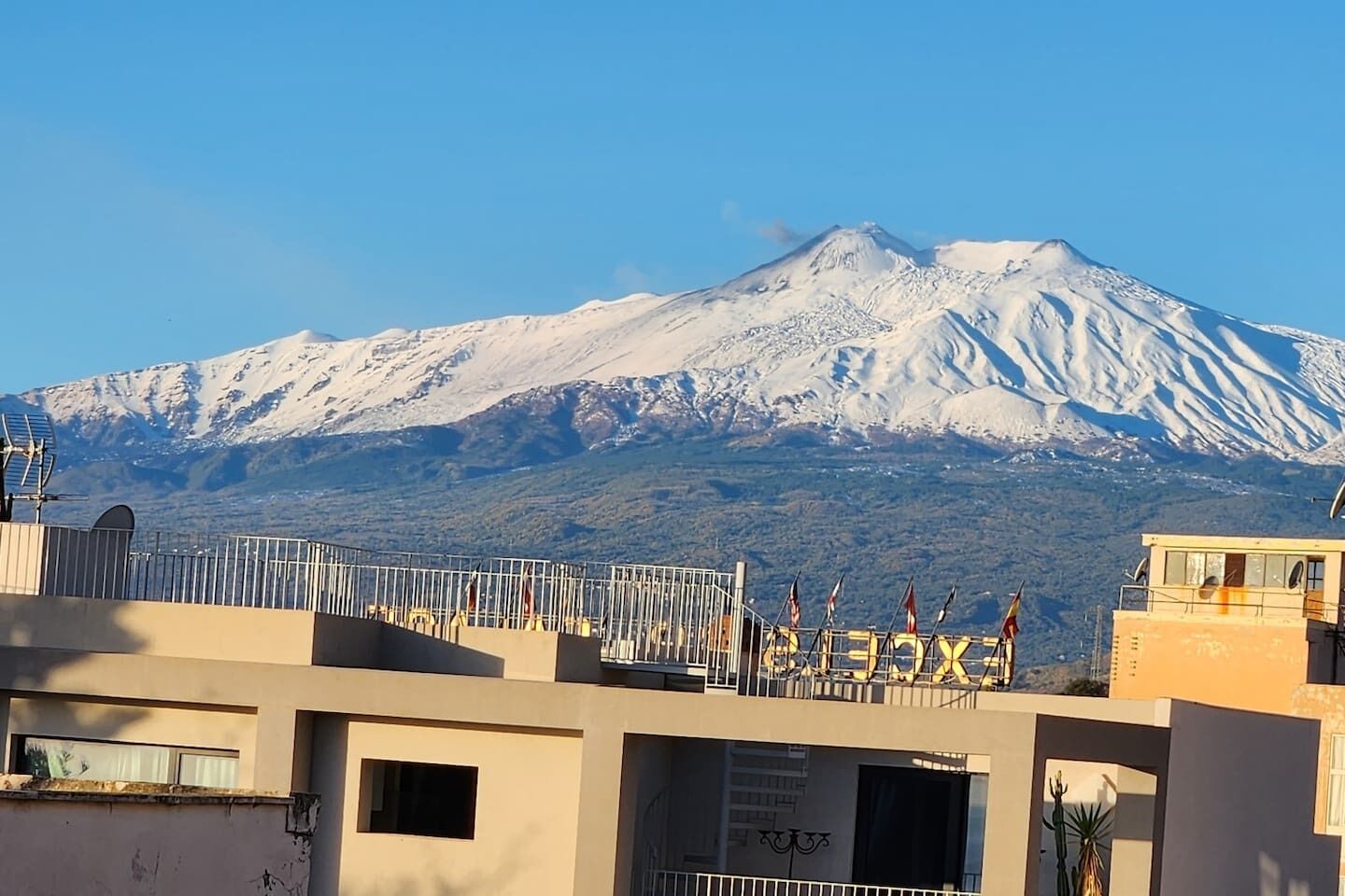 Ein Gebäude mit Blick auf einen schneebedeckten Berg.