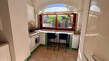 Een koelkast, een oven, een kookplaat, een vaatwasser