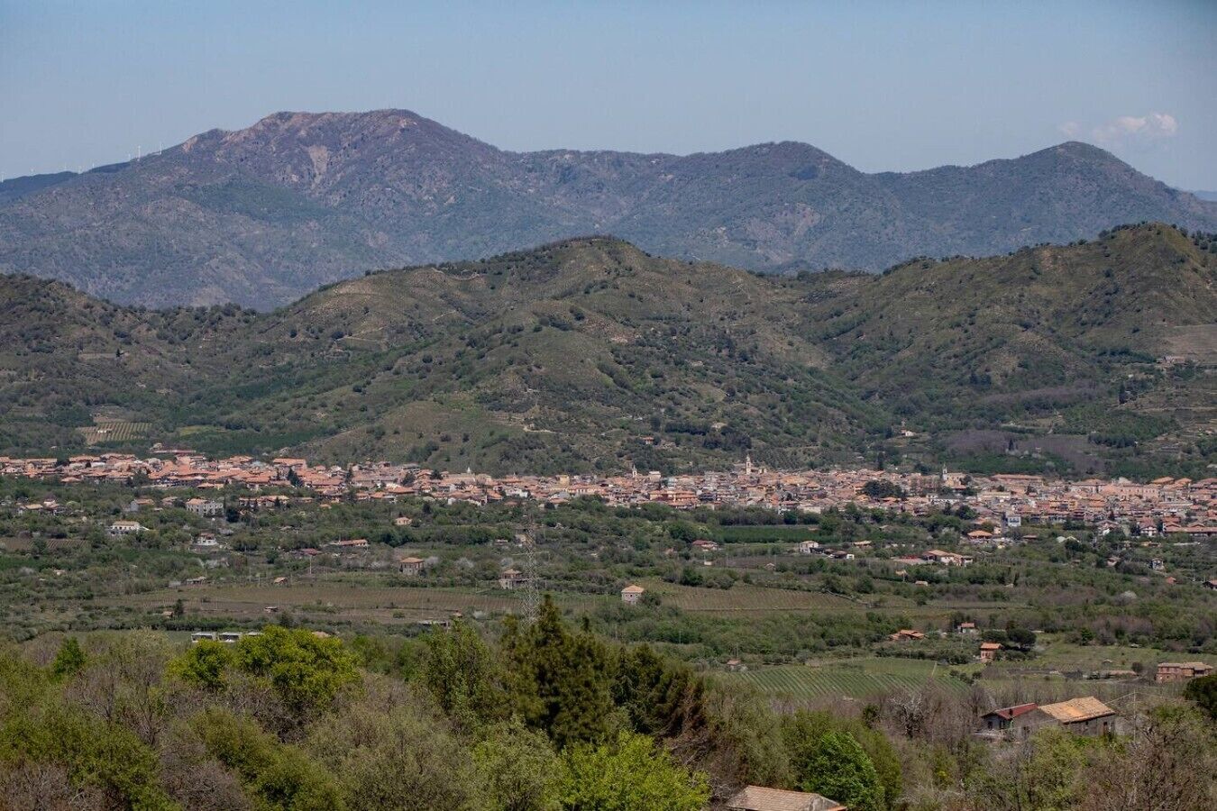 Uma cidade situada num vale, com montanhas ao fundo.