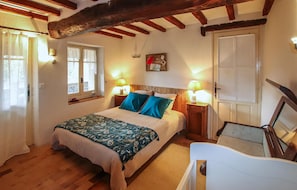 3 bedrooms, iron/ironing board, travel crib, free WiFi