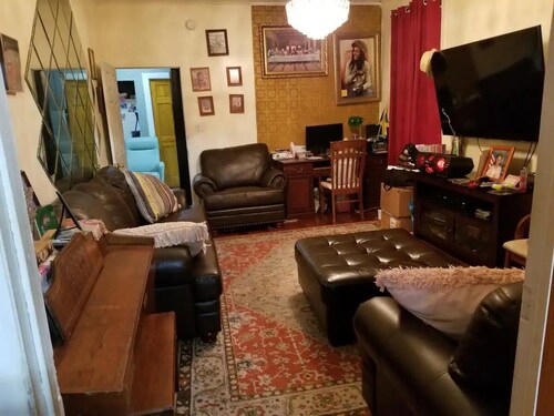 Sarge. Cozy.  Beauitful.  Place in.Flatbush.    Bklyn. N. Y