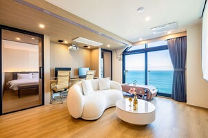 Penthouse Ocean View | 客廳 | 55 吋平面電視連有線電視頻道、加熱地板