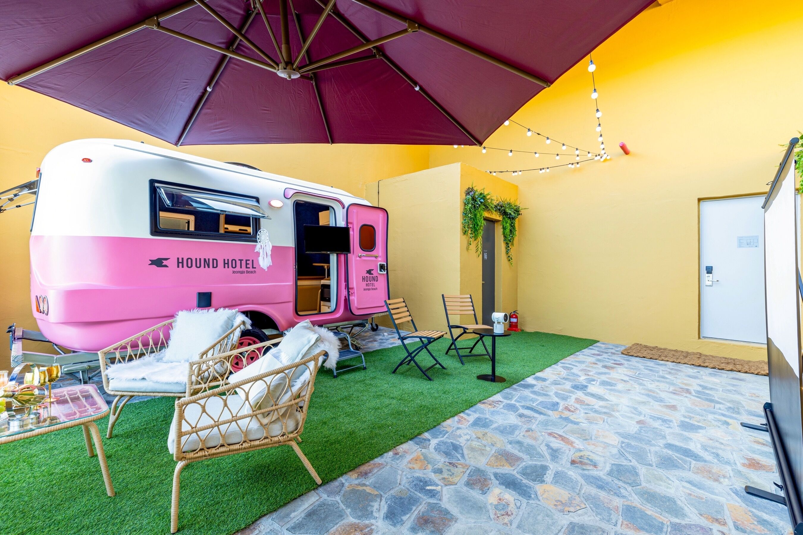 Panoramic Ocean View Glamping Caravan | Edredones de plumas, colchones viscoelásticos, escritorio