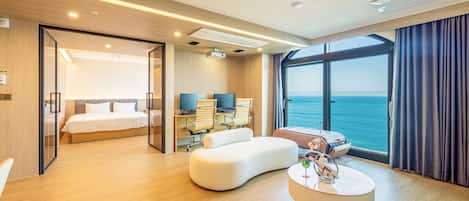 Grand Penthouse Ocean View | Oleskelualue | 55–tuumainen taulutelevisio, jossa kaapelikanavat