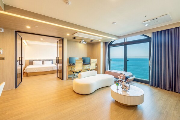 Grand Penthouse Ocean View | Living area | 55-inch flat-screen TV with cable channels, heated floors