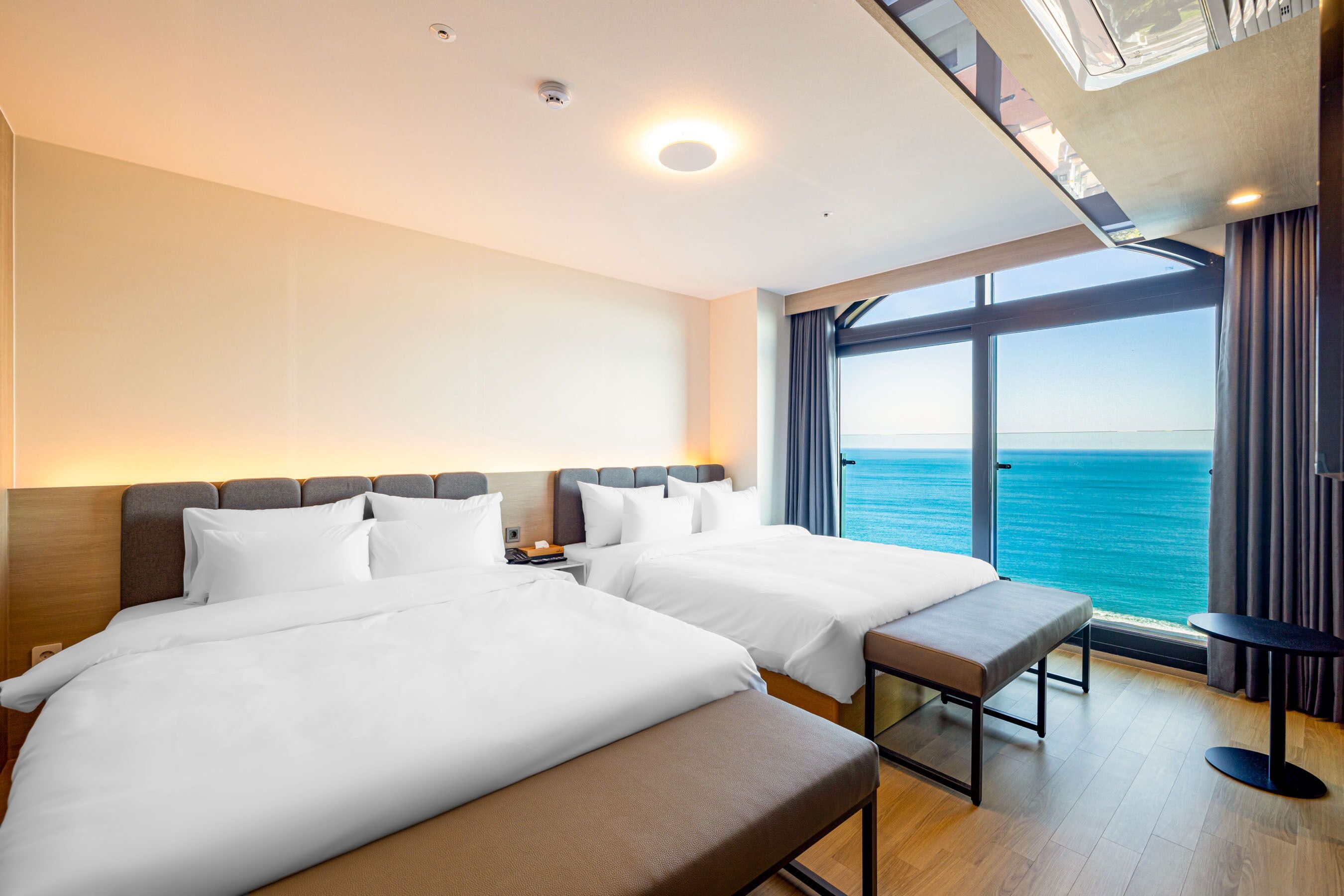 Penthouse Ocean View | Duntäcken, memory foam-madrasser, skrivbord och ljudisolering