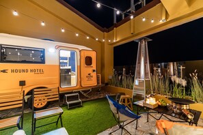 Tent | Donsdekens, bedden met traagschuimmatrassen, een bureau
