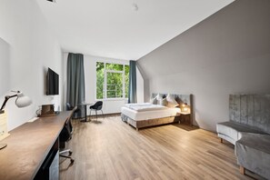 Studio – standard | Skrivebord, skrivebord for bærbar PC, lydisolert og strykejern/-brett