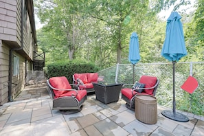 An outdoor patio with wicker furniture and blue umbrellas. - Quiet, upscale Boston Suburb stay-fast access to Boston hub & hospitals STR25-22 (Newton)