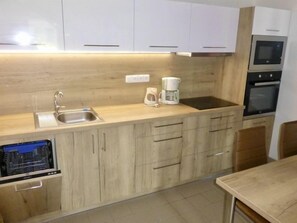 Geladeira, micro-ondas, fogão, lava-louças