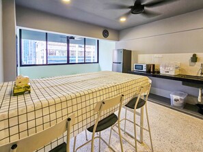 Departamento Prestigio | Cocineta privada | Refrigerador con congelador, microondas y tetera eléctrica 