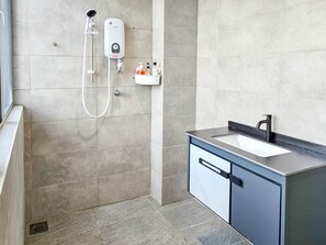 Departamento Prestigio | Baño | Regadera, amenidades de baño gratuitas, secadora de cabello, bidet 